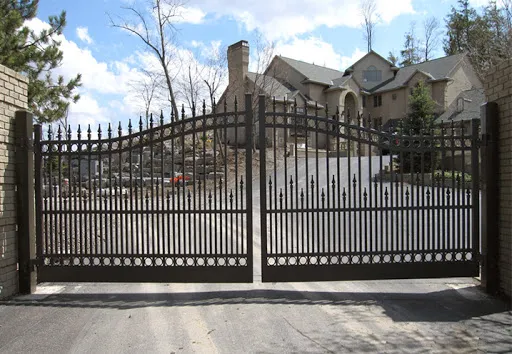 Should I Repair My Fence or Replace It?
